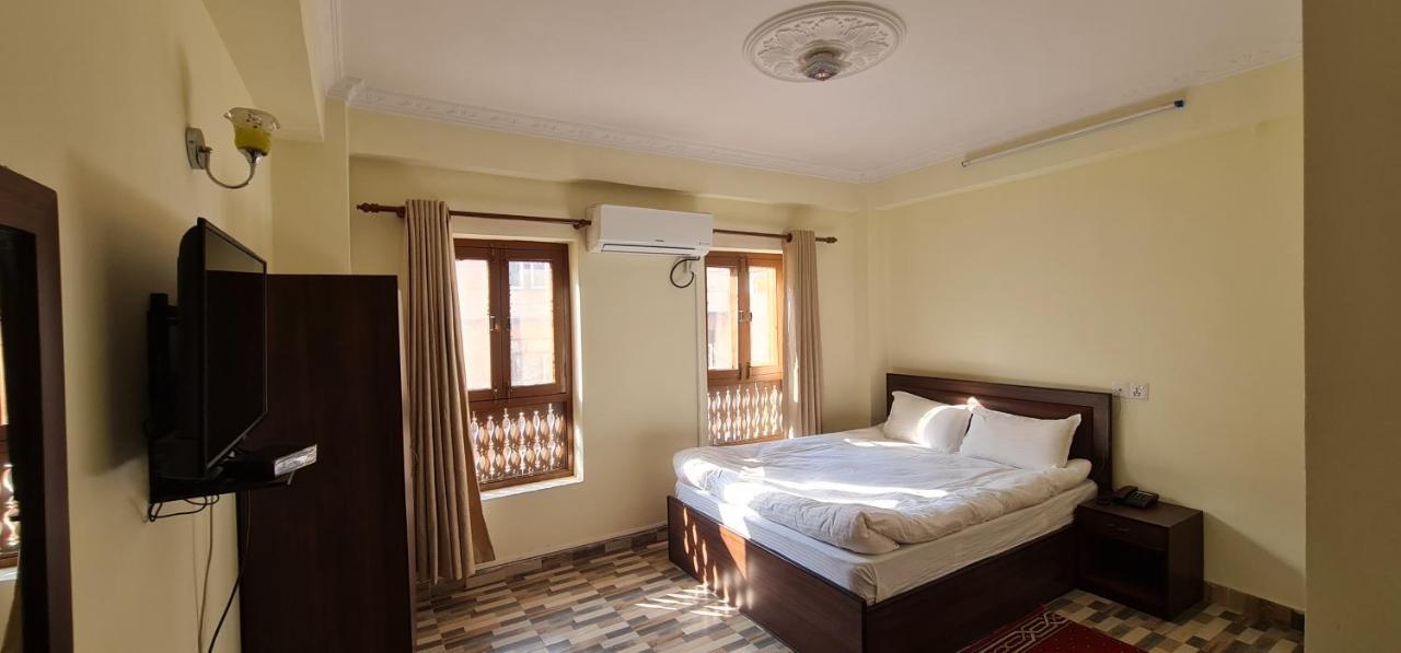 Pashupati View Hotel Катманду Экстерьер фото